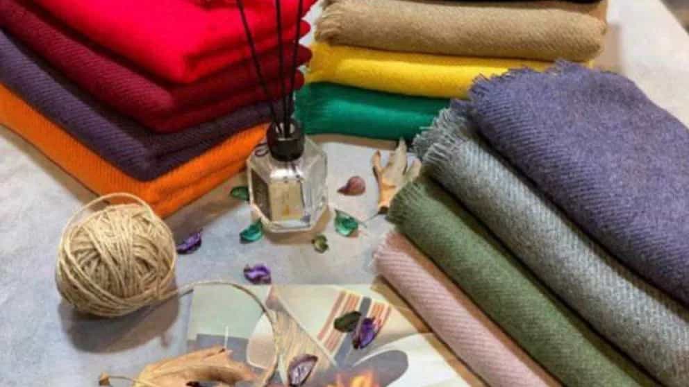 Features of shawls and scarves in autumn